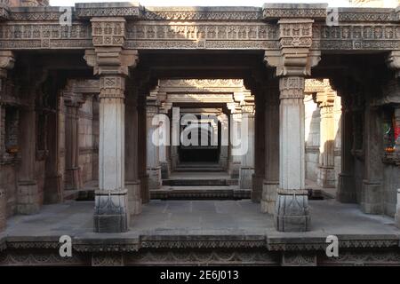 Adalaj ni Vav (Stepwell), ou Rudabai Stepwell. Construit en 1498 de cinq étages de profondeur. Adalaj, Gujarat, Inde Banque D'Images