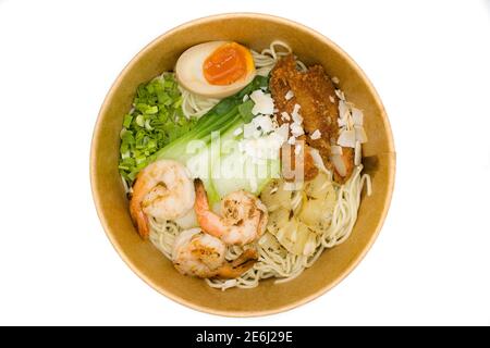 Ingrédients de ramen japonais dans un bol sur fond blanc Banque D'Images