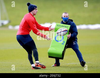 George Ford (à gauche), en Angleterre, lors d'une séance d'entraînement au parc St. George, Burton Upon Trent. Date de la photo: Vendredi 29 janvier 2021. Voir l'histoire de PA RUGBYU England. Le crédit photo devrait se lire comme suit : Dave Rogers/PA Wire. RESTRICTIONS : l'utilisation est soumise à des restrictions. Utilisation éditoriale uniquement, aucune utilisation commerciale sans le consentement préalable du détenteur des droits. Banque D'Images