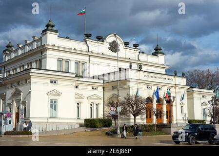 Assemblée nationale bulgare Parlement européen, circulation des personnes et des voitures à Sofia Bulgarie Europe de l'est UE Banque D'Images