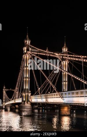 Albert Bridge, illuminé la nuit, reliant Chelsea et Battersea au-dessus de la Tamise, Battersea, Londres, Royaume-Uni Banque D'Images