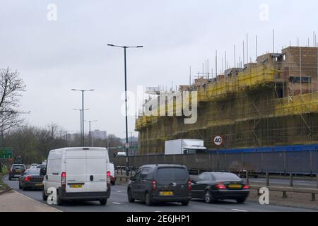 Trafic intense sur la route circulaire A406 North à Beaufort Park, NW11, montrant le développement de logements Beechwood Mews à Henlys Corner Banque D'Images