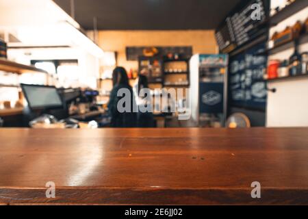 Bar et table en bois dans le café Banque D'Images