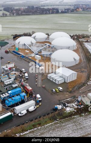 28 janvier 2021, Saxe, Jesewitz: Les salariés de la filiale VNG DE LA CENTRALE biogaz Erneuerbar Energien GmbH près de Gordemitz (vue aérienne avec drone). L'usine a été acquise il y a un an en tant que coquille et a depuis été achevée. Balance GmbH exploite maintenant 36 de ces usines et alimente le biogaz dans le réseau de gaz naturel allemand. À Gordemitz, jusqu'à 700 mètres cubes de biométhane par heure seront introduits dans le réseau à l'avenir, ce qui signifie que jusqu'à 4,000 ménages pourront être approvisionnés en gaz biologiquement produit. Photo: Jan Woitas/dpa-Zentralbild/dpa Banque D'Images