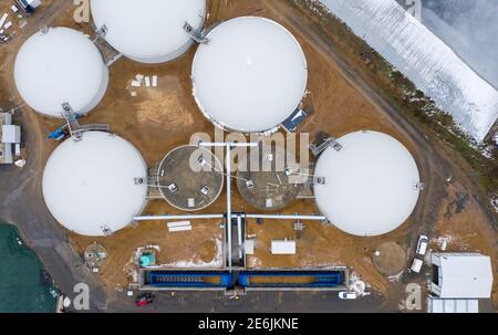 28 janvier 2021, Saxe, Jesewitz: Les salariés de la filiale VNG DE LA CENTRALE biogaz Erneuerbar Energien GmbH près de Gordemitz (vue aérienne avec drone). L'usine a été acquise il y a un an en tant que coquille et a depuis été achevée. Balance GmbH exploite maintenant 36 de ces usines et alimente le biogaz dans le réseau de gaz naturel allemand. À Gordemitz, jusqu'à 700 mètres cubes de biométhane par heure seront introduits dans le réseau à l'avenir, ce qui signifie que jusqu'à 4,000 ménages pourront être approvisionnés en gaz biologiquement produit. Photo: Jan Woitas/dpa-Zentralbild/dpa Banque D'Images