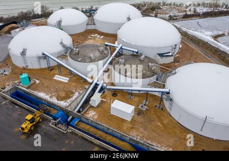 28 janvier 2021, Saxe, Jesewitz: Les salariés de la filiale VNG DE LA CENTRALE biogaz Erneuerbar Energien GmbH près de Gordemitz (vue aérienne avec drone). L'usine a été acquise il y a un an en tant que coquille et a depuis été achevée. Balance GmbH exploite maintenant 36 de ces usines et alimente le biogaz dans le réseau de gaz naturel allemand. À Gordemitz, jusqu'à 700 mètres cubes de biométhane par heure seront introduits dans le réseau à l'avenir, ce qui signifie que jusqu'à 4,000 ménages pourront être approvisionnés en gaz biologiquement produit. Photo: Jan Woitas/dpa-Zentralbild/dpa Banque D'Images