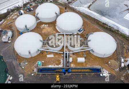 28 janvier 2021, Saxe, Jesewitz: Les salariés de la filiale VNG DE LA CENTRALE biogaz Erneuerbar Energien GmbH près de Gordemitz (vue aérienne avec drone). L'usine a été acquise il y a un an en tant que coquille et a depuis été achevée. Balance GmbH exploite maintenant 36 de ces usines et alimente le biogaz dans le réseau de gaz naturel allemand. À Gordemitz, jusqu'à 700 mètres cubes de biométhane par heure seront introduits dans le réseau à l'avenir, ce qui signifie que jusqu'à 4,000 ménages pourront être approvisionnés en gaz biologiquement produit. Photo: Jan Woitas/dpa-Zentralbild/dpa Banque D'Images