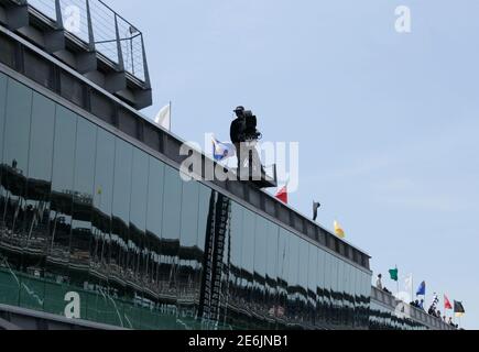 Un caméraman prêt à diffuser en direct depuis le toit de Pagoda du circuit automobile d'Indianapolis pendant la course Indy 500 à Indianapolis, AUX États-Unis. Banque D'Images