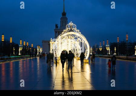 Moscou, Russie - 29 novembre 2020 : décorations de Noël dans le parc VDNKH, hiver, photo du soir Banque D'Images