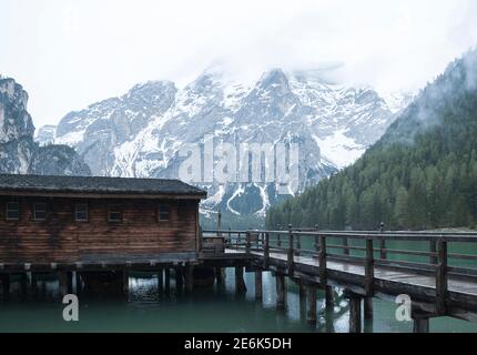 Boathouse à la Pragser Wildsee dans le Tyrol du Sud Banque D'Images