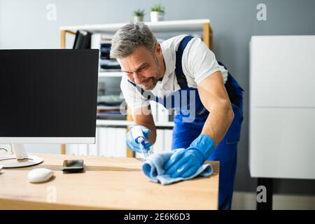 Service professionnel d'entretien en milieu de travail. Nettoyage du bureau Banque D'Images