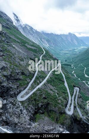 Col de montagne Trollstigen en Norvège après le coucher du soleil Banque D'Images
