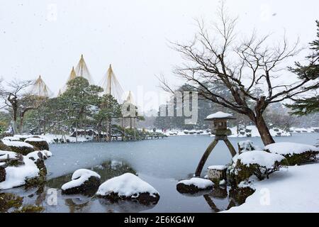 Jardin Kenrokuen en hiver. Il est à juste titre classé comme l'un des trois plus beaux jardins paysagers du Japon. Banque D'Images