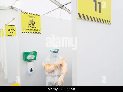 Un technicien de laboratoire du site d'essais de RocDoc dans le parc automobile bleu de l'aéroport de Dublin pour les transporteurs à destination de la France. La société a annoncé des services supplémentaires de test de passage de véhicules aux aéroports de Cork et Shannon pour les transporteurs arrivant en voiture. Banque D'Images