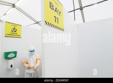 Un technicien de laboratoire du site d'essais de RocDoc dans le parc automobile bleu de l'aéroport de Dublin pour les transporteurs à destination de la France. La société a annoncé des services supplémentaires de test de passage de véhicules aux aéroports de Cork et Shannon pour les transporteurs arrivant en voiture. Banque D'Images