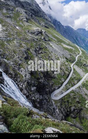 Col de montagne Trollstigen avec cascade de Stigfossen depuis le sentier de Trolls Point de vue en Norvège Banque D'Images