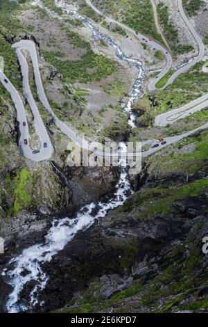 Gros plan sur les virages en épingle à cheveux du col de la montagne Trollstigen Avec la cascade de Stigfossen en Norvège Banque D'Images