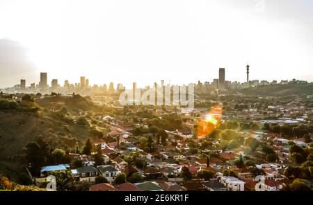 JOHANNESBU, AFRIQUE DU SUD - 30 décembre 2018: Johannesburg, Afrique du Sud - octobre 16 2012: Vue de la ville de Johannesburg au coucher du soleil depuis une colline voisine Banque D'Images