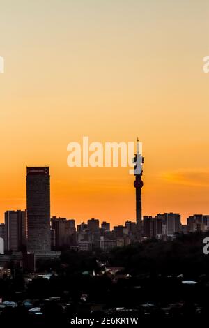 JOHANNESBU, AFRIQUE DU SUD - 30 décembre 2018: Johannesburg, Afrique du Sud - octobre 16 2012: Vue de la ville de Johannesburg au coucher du soleil depuis une colline voisine Banque D'Images