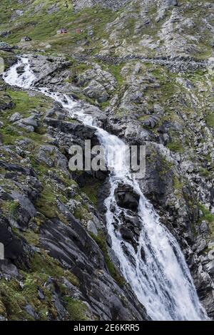 Gros plan sur les virages en épingle à cheveux du col de la montagne Trollstigen Avec la cascade de Stigfossen en Norvège Banque D'Images