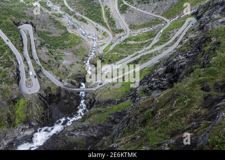 Gros plan sur les virages en épingle à cheveux du col de la montagne Trollstigen Avec la cascade de Stigfossen en Norvège Banque D'Images