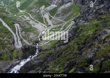 Gros plan sur les virages en épingle à cheveux du col de la montagne Trollstigen Avec la cascade de Stigfossen en Norvège Banque D'Images