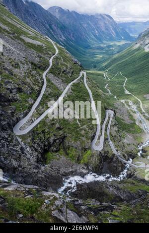 Col de montagne Trollstigen avec cascade de Stigfossen depuis le sentier de Trolls Point de vue en Norvège Banque D'Images