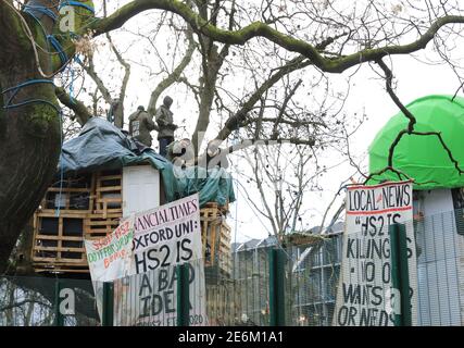 Des manifestants pour l'environnement contre HS2 comme expulsion se poursuivent sur Euston Square Gardens pour des travaux de construction à commencer, à Londres, Royaume-Uni Banque D'Images