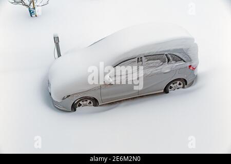 Voiture enneigée à Malmkoping, Suède.photo: Bo Arrhed Banque D'Images