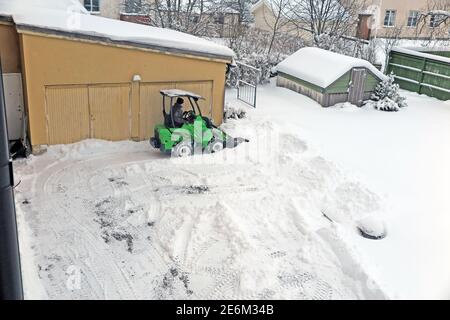 Une petite machine de déneigement urbaine travaille dans la cour. Vue de dessus. Photo: Bo Arrhed Banque D'Images