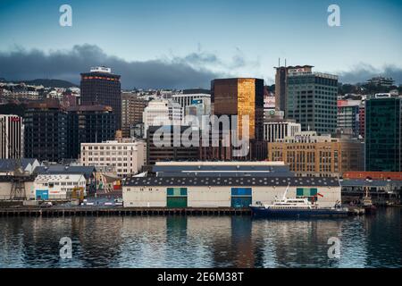 Vue frontale horizontale des bâtiments portuaires au lever du soleil, Wellington, Île du Nord, Nouvelle-Zélande Banque D'Images