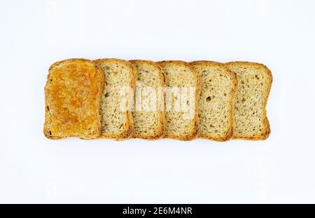 Crottes croustillantes isolées sur fond blanc, une rusk avec confiture d'orange. Vue de dessus. Banque D'Images