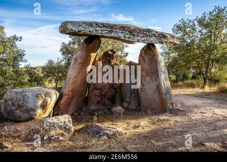 Un dolmen mégalithique utilisé comme tombeau trouvé à Barbacena, Alentejo, Portugal Banque D'Images