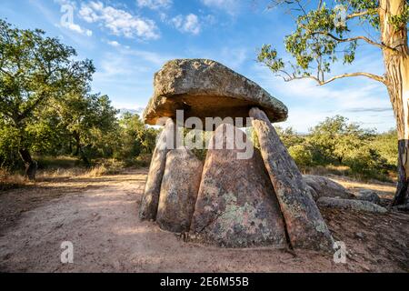 Un dolmen mégalithique utilisé comme tombeau trouvé à Barbacena, Alentejo, Portugal Banque D'Images