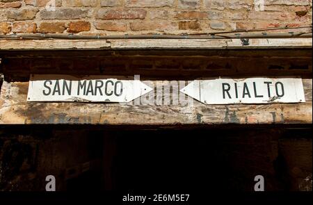 Les panneaux San Marco et Rialto de Venise vous aideront à trouver votre chemin autour du labyrinthe de sentiers, en Italie. Banque D'Images
