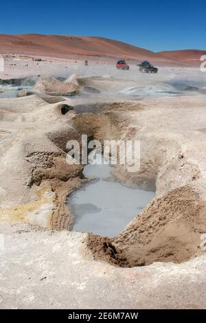 Touristes sur une excursion en jeep pendant un repos dans le champ geyser «sol de Manana» le 15 octobre 2009. Le champ geyser, qui se trouve dans l'Altiplano des Andes, entre la ville chilienne de San Pedro de Atacama et Uyuni en Bolivie, est une zone géothermique à 4850 mètres. Photo: Hauke Schroder | utilisation dans le monde entier Banque D'Images