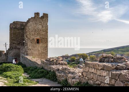 Mur médiéval et tour de la forteresse génoise dans la ville de Feodosia sur la péninsule de Crimée, construite par les colons de Gênes au XIVe siècle Banque D'Images