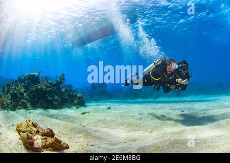 Instructeur de plongée sous-marine avec un étudiant pendant un cours de formation à la navigation par boussole sous l'eau dans la mer des Caraïbes. West End, Roatan, Islas de la Ba Banque D'Images