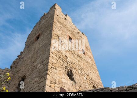 Tour médiévale de la forteresse génoise dans la ville de Feodosia sur la péninsule de Crimée, construite par les colons de Gênes au XIVe siècle Banque D'Images