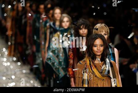 Les modèles présentent des créations de la collection Burberry Prorsum automne/hiver 2015 lors de la semaine de la mode de Londres dans cette photo du 23 février 2015. La marque britannique de mode de luxe Burberry a déclaré le 5 février 2016 qu'elle fusionnerait ses quatre défilés annuels en deux et que ses collections de pistes d'atterrissage seraient immédiatement accessibles aux acheteurs. REUTERS/Suzanne Plunkett/fichiers
