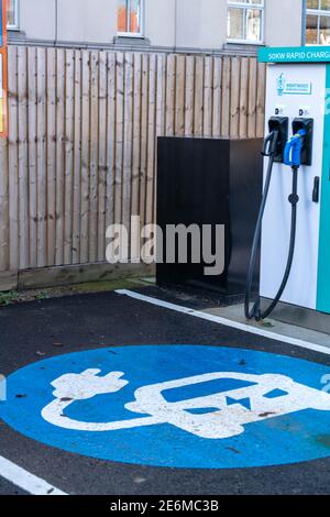 Brentwood Essex 29 janvier 2021 : le conseil municipal de Brentwood a Uni ses forces avec Osprey Charging Network pour lancer une série de chargeurs de véhicules électriques à l'hôtel de ville d'Ingrave Road. Le nouveau point de chargepoint rapide de 50 kW est ouvert au public 24/7 tous les jours de l'année. Crédit : Ian Davidson/Alay Live News Banque D'Images