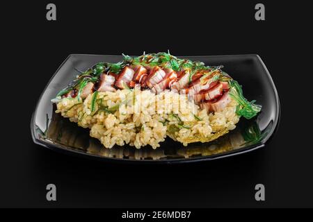 Riz japonais fraîchement préparé servi avec des morceaux de poisson et wakame Banque D'Images