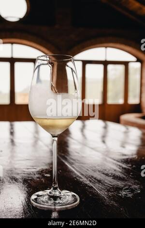 Un verre de vin blanc sur une table rustique en bois Banque D'Images