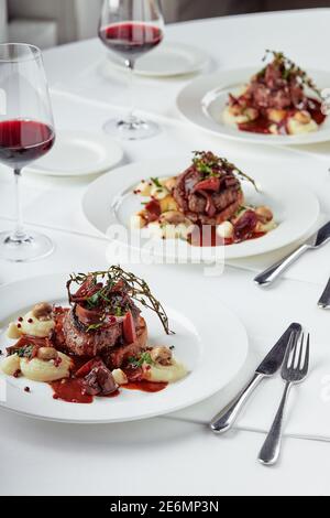 Hors-d'œuvre gastronomique : délicieux repas de banquet avec foie gras aux baies. Banque D'Images