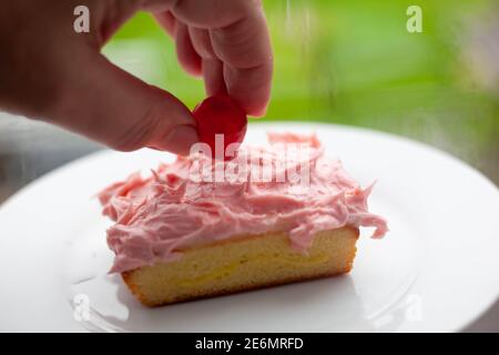 Concept - placer la cerise sur le gâteau Banque D'Images