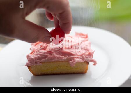 Concept - placer la cerise sur le gâteau Banque D'Images