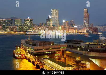 Connaught Road et le quartier central des affaires pendant les heures de pointe. Hong Kong Banque D'Images