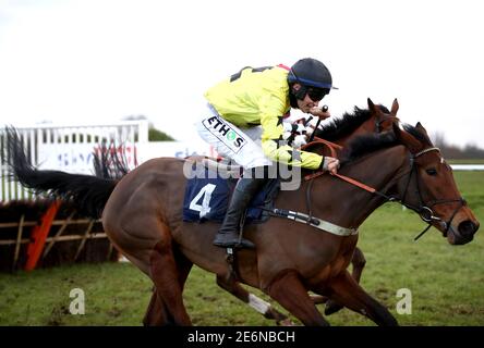 Son intérieur, crié par Adrian Heskin sur le chemin de gagner l'obstacle juvénile de Sky Bet Fillies (listé) à l'hippodrome de Doncaster. Date de la photo: Vendredi 29 janvier 2021. Banque D'Images