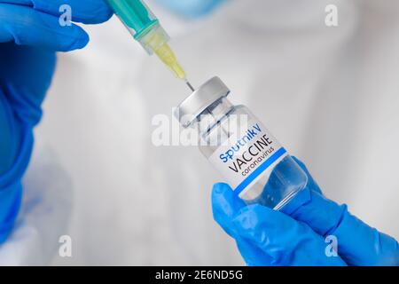 Spoutnik V coronavirus vaccin et seringue dans la bouteille ou le flacon pour injection dans les mains des médecins. Covid-19, prévention du SRAS-COV-2, janvier 2021, San Banque D'Images