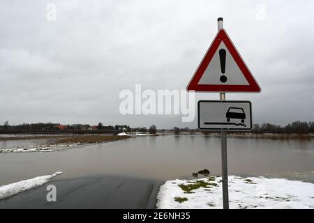 Meckenbeuren, Allemagne. 29 janvier 2021. Une route de campagne est inondée sur plusieurs centaines de mètres. La rivière Schussen a débordé sur ses berges et a inondé la route et les prairies environnantes. Credit: Felix Kästle/dpa/Alay Live News Banque D'Images